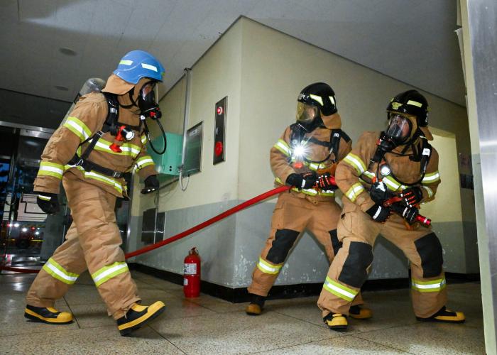 공군18전투비행단 소방구조중대 장병들이 지난 11일 열린 건물화재 진압훈련에서 화재 현장으로 진입하고 있다. 사진 제공=임태원 일병