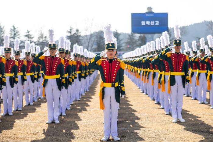 5주간의 충성기초훈련을 마친 육군3사관학교 신입 생도들이 입학신고를 하고 있다.
