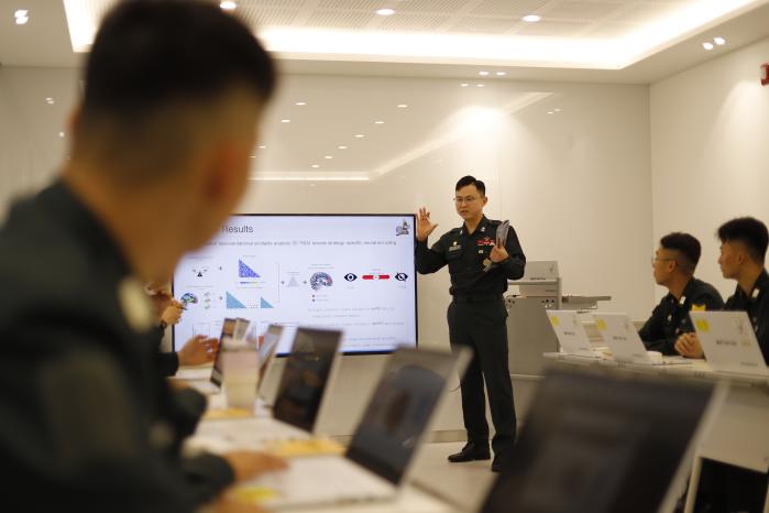 생도들이 전공수업을 듣고 있다. 생도들은 입학 첫 학기에는 자율전공제도를 통해 전공탐색의 기회를 갖는다.