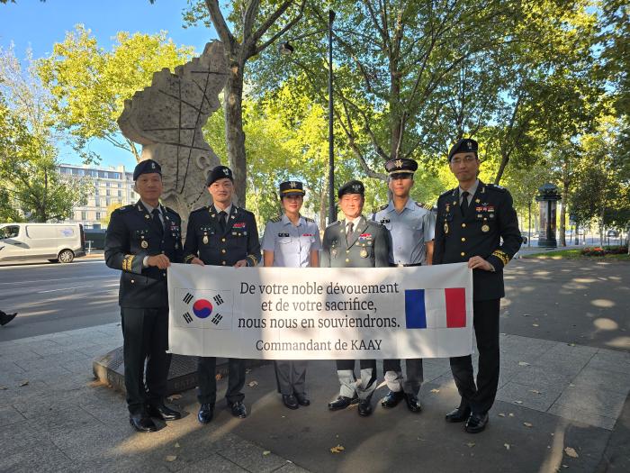 3사 주요 직위자와 생도들이 프랑스 생시르 육군사관학교를 찾아 학술교류협약을 체결한 후 기념촬영을 하고 있다.
