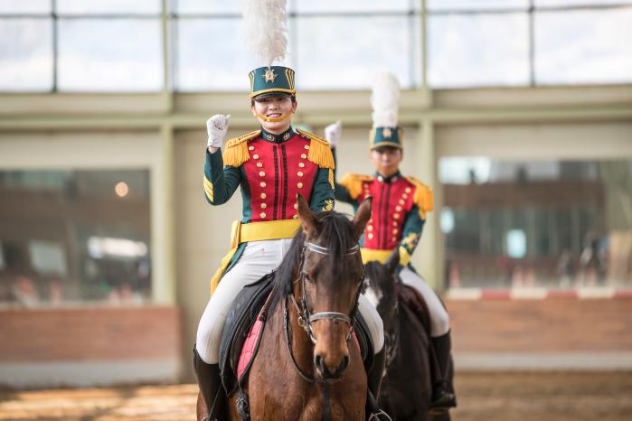 승마부 소속 생도들이 문화체육활동을 하고 있다.