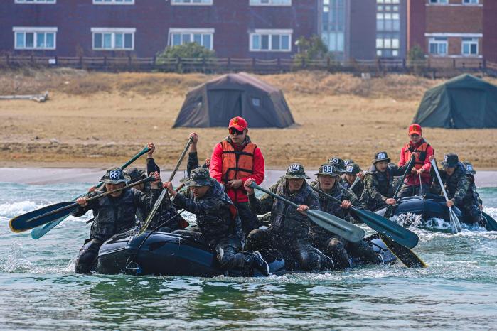 해병대1사단 멧돼지여단 상륙기습대대 장병들이 해상 패들링을 숙달하고 있다. 사진 제공=류호진 중위(진)