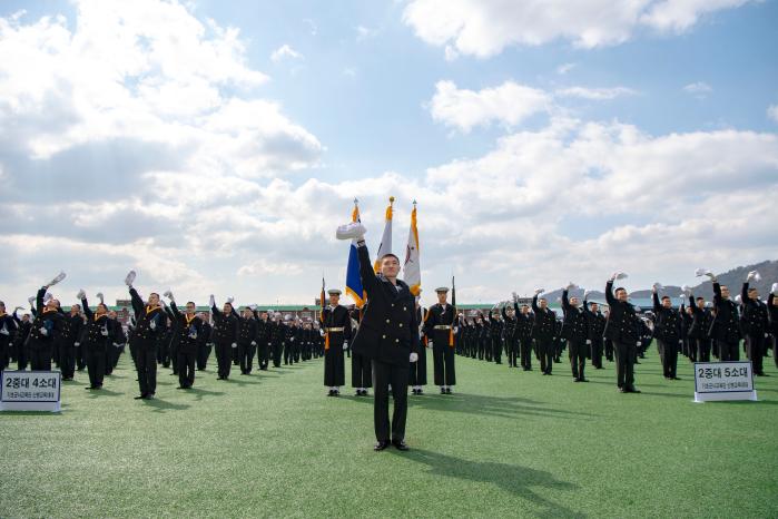 해군교육사령부가 지난 13일 기초군사교육단 연병장에서 개최한 해군병 722기 수료식에서 병사들이 정모를 흔들며 수료를 자축하고 있다. 부대 제공