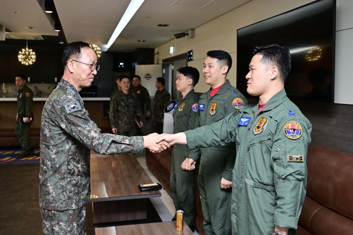 지난 13일 청주기지를 방문한 손석락(왼쪽) 공군참모총장이 전투비행대대에서 조종사들을 격려하고 있다. 공군 제공