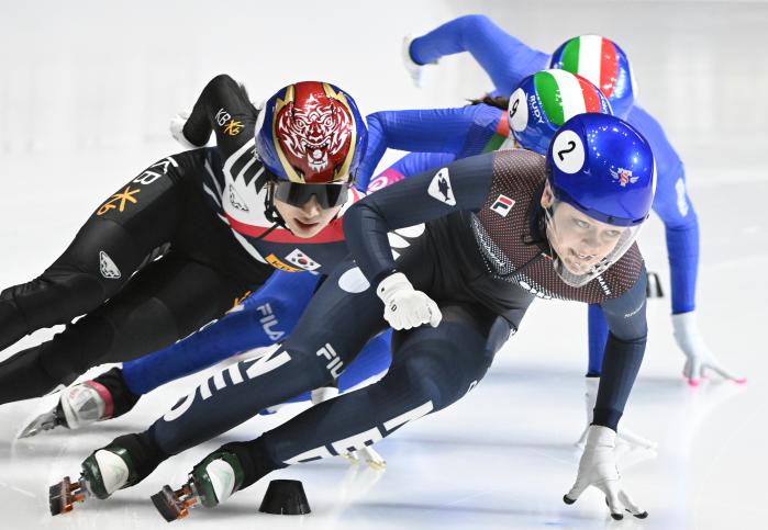 김길리(왼쪽)가 15일(한국시간) 캐나다 몬트리올의 모리스 리처드 아레나에서 열린 국제빙상경기연맹(ISU) 쇼트트랙 세계선수권대회 여자 1000ｍ 결승에서 네덜란드의 산드라 펠제부르의 뒤를 바짝 쫓고 있다. AP·연합뉴스