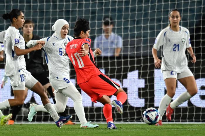 지소연이 14일 호주 시드니의 스타디움 오스트레일리아에서 열린 우즈베키스탄과의 아시안컵 8강전에서 슛을 하고 있다. AFP·연합뉴스