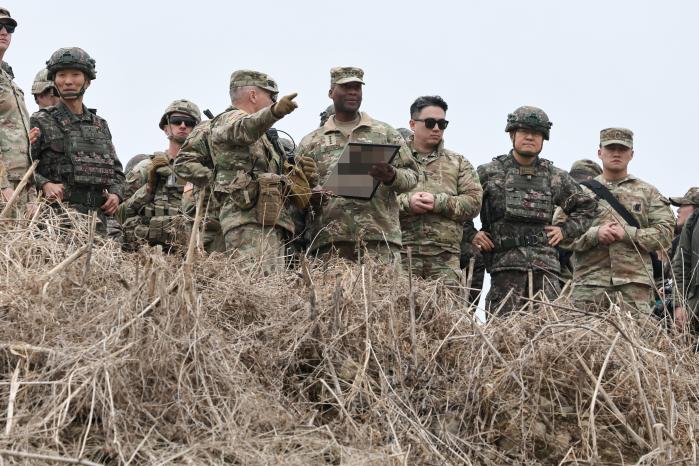 제이비어 브런슨(오른쪽 넷째) 한미연합군사령관을 비롯한 한미 주요 지휘관들이 훈련 현장을 확인하고 있다.