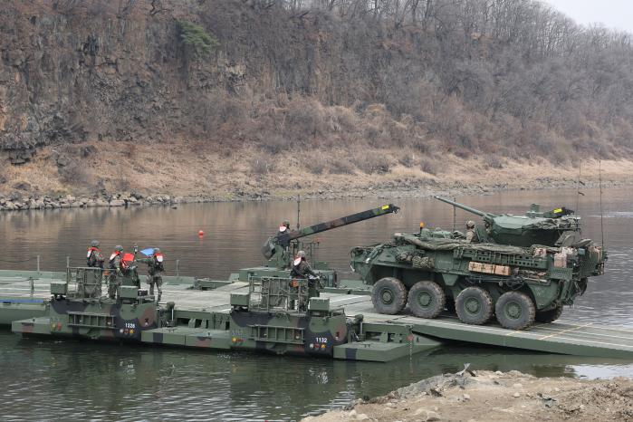 미 스트라이커 장갑차가 강을 건너기 위해 완성된 부교에 들어서고 있다.