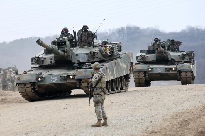 육군수도기계화보병사단 K1A2 전차가 부교를 건너기 위해 차안으로 접근하고 있다.