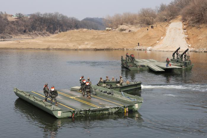 한미 장병들이 부교를 설치하고 있다.