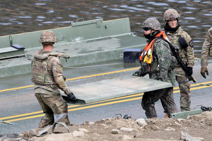 한국형 자주도하장비 ‘수룡(KM3)’과 미군 개량형 전술부교(IRB)를 결합하는 데 필요한 장비를 옮기고 있는 양국 장병들.