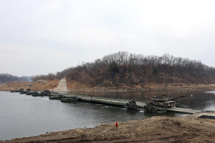 육군수도기계화보병사단 K1A2 전차와 K200A1 장갑차가 14일 경기 연천군 임진강 일대에서 열린 한미 연합 도하훈련에서 완성된 부교를 건너고 있다. 조종원 기자