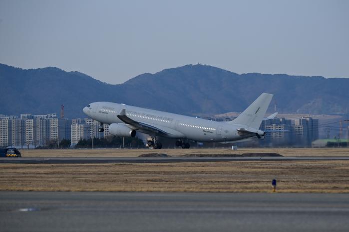 중동 재외국민 귀국 지원을 위한 ‘사막의 빛’ 작전의 임무 수행에 나선 공군 KC-330 시그너스 다목적 공중급유수송기가 14일 김해기지에서 이륙하고 있다.