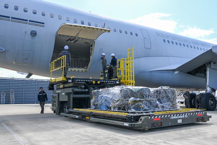 ‘사막의 빛’ 작전에 필요한 물자를 싣는 공군5공중기동비행단 임무 요원들.