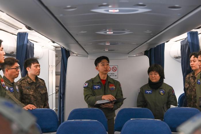 ‘사막의 빛’ 작전 임무 조종사가 기내에서 임무 브리핑을 하고 있다.