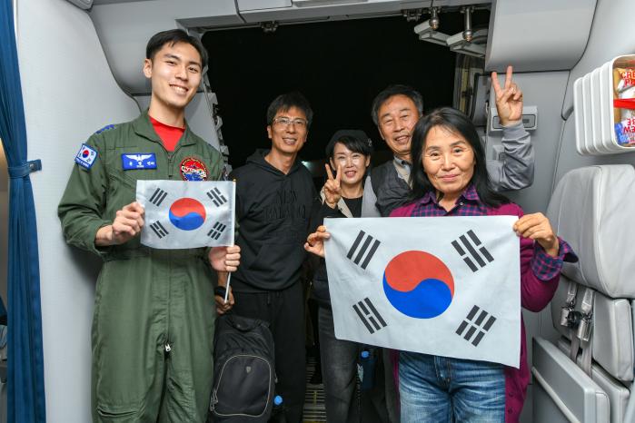 중동지역에 체류 중이던 국민들이 14일(현지시간) ‘사막의 빛’ 작전을 수행하기 위해 긴급 출동한 공군 수송기(KC-330)에 탑승하고 있다. 국방부 제공