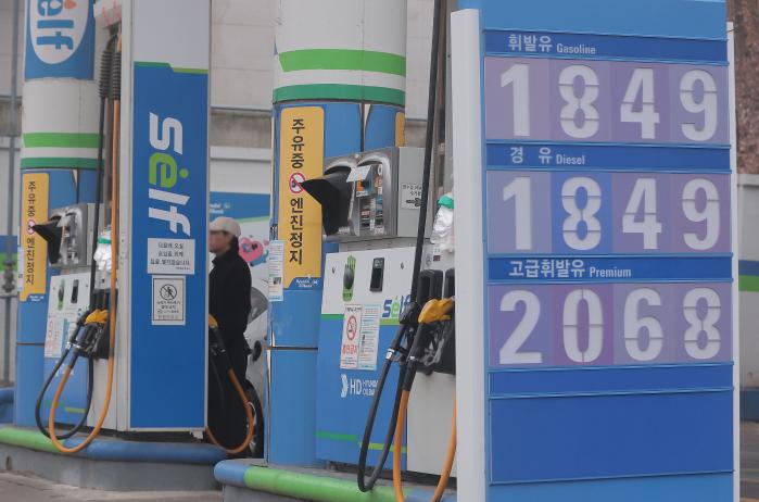 석유 최고가격제 시행 후 첫 주말인 15일 서울 시내 한 주유소에 휘발유와 경유가 같은 가격으로 표기돼 있다. 연합뉴스