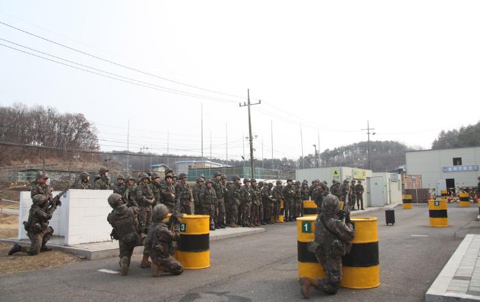 육군17보병사단 백호대대가 지난 10일부터 12일까지 실시한 동원훈련에서 현역과 상비예비군으로 구성된 대드론 전투기술 시범단이 교육 전 시범을 보이고 있다. 사진 제공=김주헌 중위