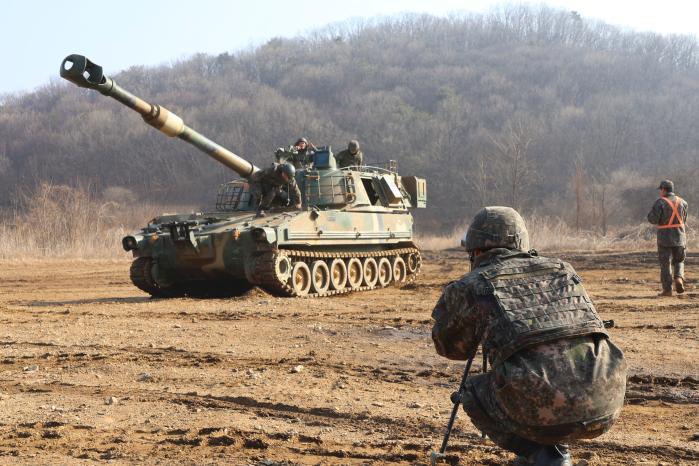 육군1보병사단 으뜸포병여단 포술경연대회에 참가한 장병들이 전포 분야 평가 중 K55A1자주포 방열을 위해 겨냥틀을 조준하고 있다. 사진 제공=곽정구 중위