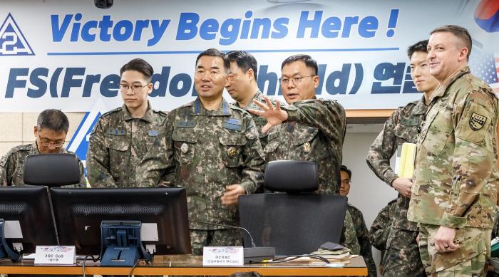 진영승(왼쪽 셋째) 합참의장이 자유의 방패(FS) 연습이 한창인 16일 육군2작전사령부를 방문해 연습 상황을 보고받고 있다. 합참 제공
