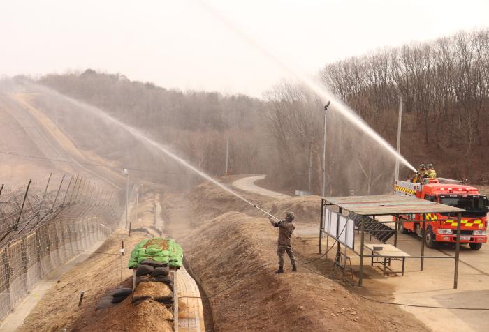 육군25보병사단 상승대대 장병들이 연천소방서와 함께 산불진화훈련을 하고 있다. 사진 제공=최정인 중위