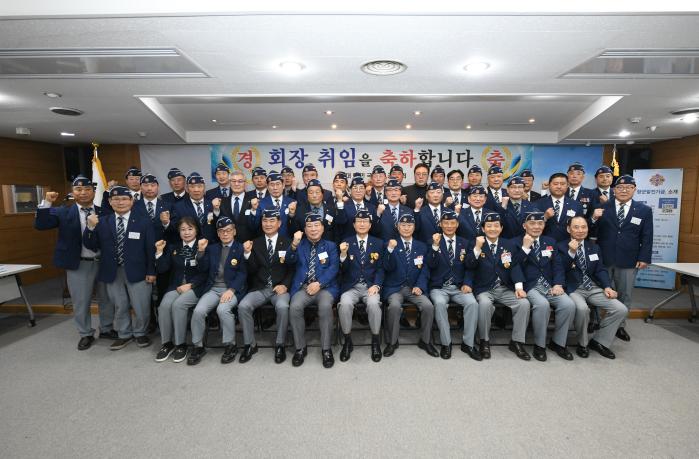 신상태(앞줄 왼쪽 다섯째) 대한민국재향군인회장과 산하각급회 신임 회장들이 서울 서초구 향군본부 회의실에서 승인장 수여식을 마친 뒤 재도약을 다짐하며 파이팅을 외치고 있다. 향군 제공