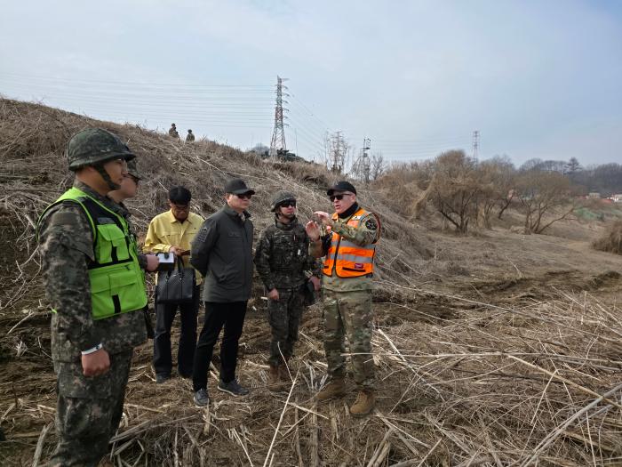 전창영(오른쪽 셋째) 육군전투준비안전단장과 제프리 호프먼(맨 오른쪽) 미2사단/한미연합사단 안전실장이 지난 14일 한미 연합 도하훈련 중 상호 위험성 평가를 하고 있다. 부대 제공
