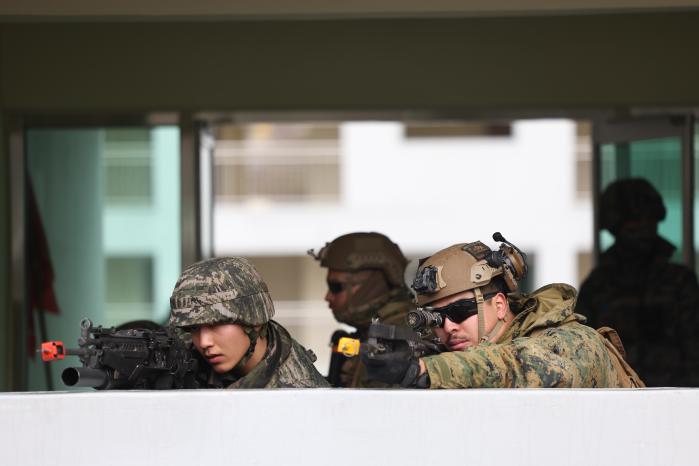 해병대는 지난 11일부터 오는 20일까지 미 해병대 3사단 연안전투팀(LCT) 중대급 부대와 KMEP의 하나로 연합 보병훈련을 하고 있다. 도시지역전투 훈련에 참가한 양국 장병들이 총기를 겨누며 건물 내부로 진입하는 모습. 김병문 기자