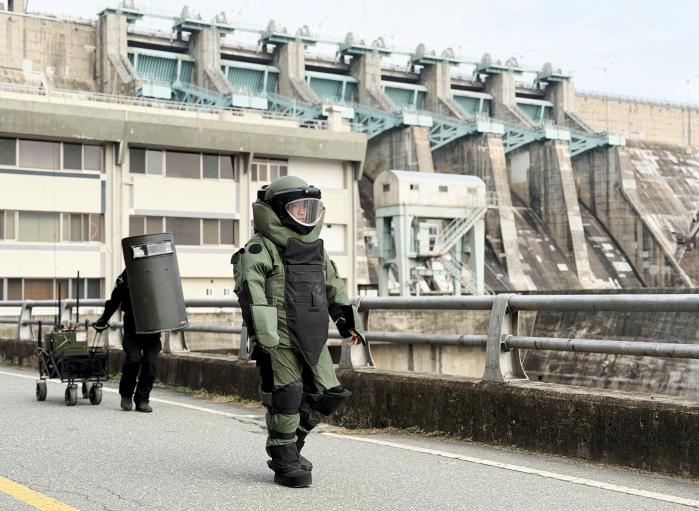 16일 육군37보병사단 위험성폭발물개척팀 장병들이 폭발물 의심물체를 해체하기 위해 이동하고 있다.