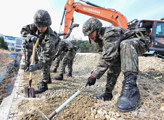 16일 해군1함대 항만피해복구 훈련장에서 열린 항만피해복구 훈련에서 공병대대 장병들이 잔해를 정리하고 있다.