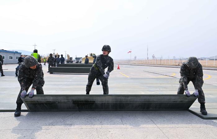 16일 해군3함대 공병대대 장병들이 부대 피해복구 훈련장에서 활주로 피해복구 자재 AM-2 알루미늄 매트를 설치하고 있다.