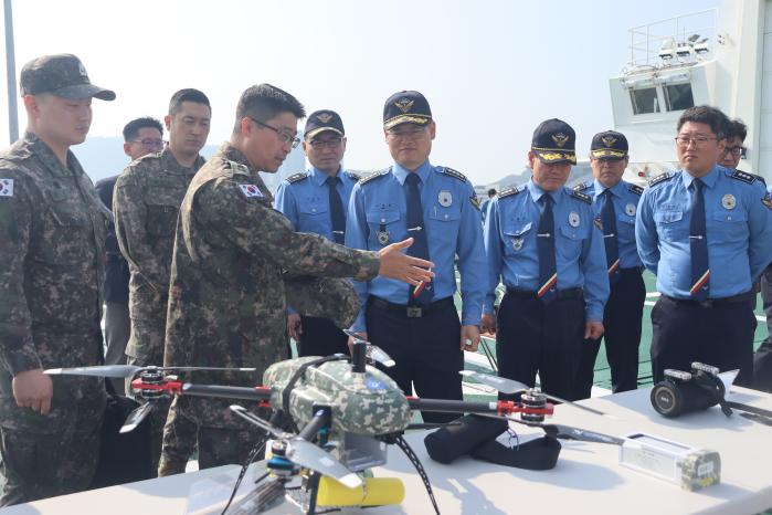 16일 육군53보병사단 부산여단과 부산해양경찰서 관계자들이 군·해경 해상안보 협력 공조회의를 하고 있다.