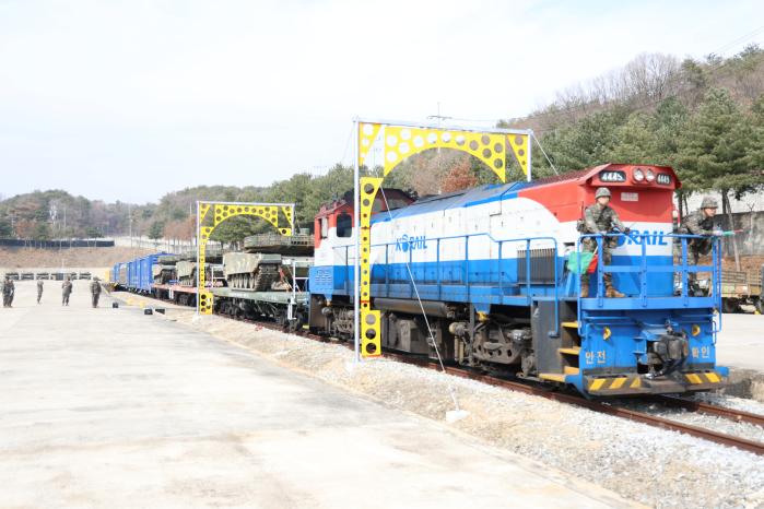 국군수송사령부 장병들이 16일 강원 춘천시 김유정역에서 ‘선로평가 및 복구훈련’을 하고 있다.