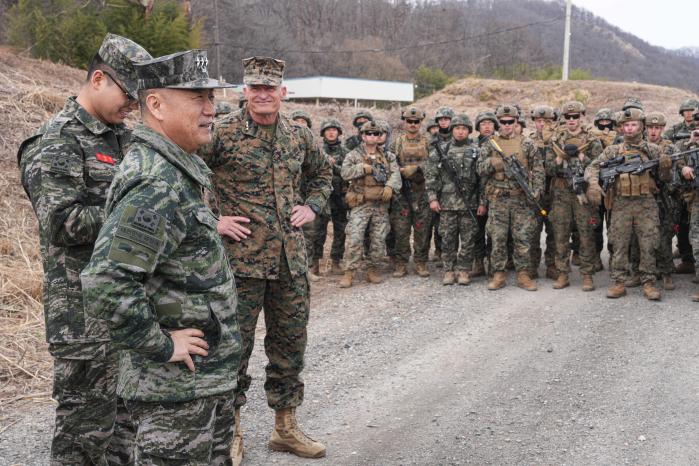 주일석(왼쪽 둘째) 해병대사령관이 16일 로저 터너(왼쪽 셋째) 미 3해병원정기동군 사령관과 한미 해병대 연합훈련(KMEP) 연합보병훈련 현장을 방문해 작전지도를 하고 있다. 해병대 제공