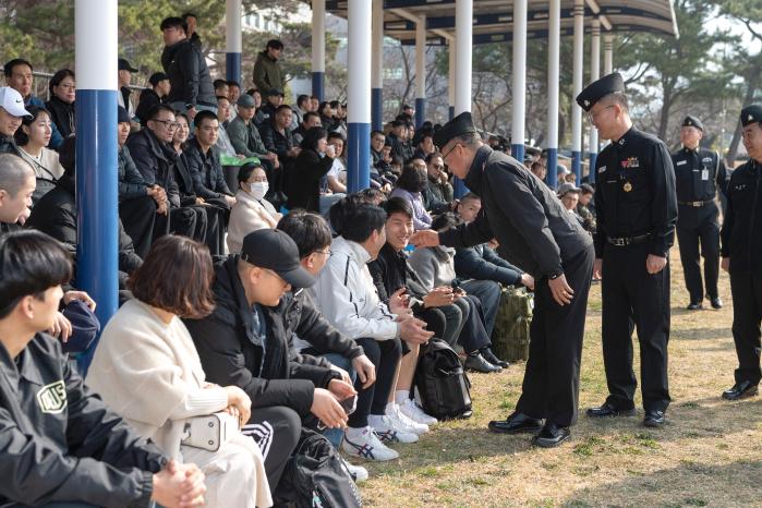 16일 해군교육사령부에서 열린 291기 부사관후보생 입영식에서 강정호 해군교육사령관이 가족들과 인사를 나누고 있는 모습. 사진 제공=홍성민 중사·윤해영 하사