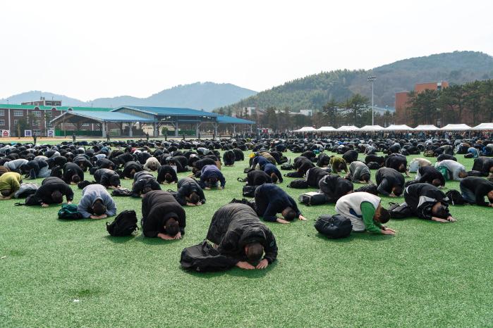 해군병 723기 입영식에서 해군병 장정들이 가족들을 향해 큰절을 하고 있는 모습. 사진 제공=홍성민 중사·윤해영 하사