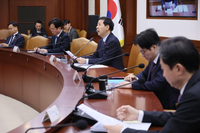 구윤철 부총리 겸 재정경제부 장관이 지난 11일 서울 종로구 정부서울청사에서 열린 비상경제장관회의에서 발언하고 있다. 연합뉴스