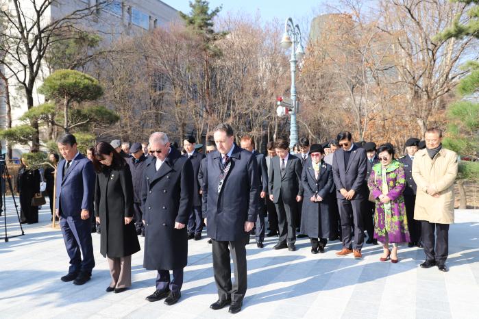 지난 13일 서울 용산구 전쟁기념관 주한미군 전사자 추모비에서 강윤진(앞줄 왼쪽 둘째) 국가보훈부 차관, 마이클 디솜브레(앞줄 오른쪽 둘째) 미 국무부 동아시아·태평양 담당 차관보 등 한미 주요 인사들과 한미동맹재단 관계자들이 묵념을 하고 있다. 한미동맹재단 제공