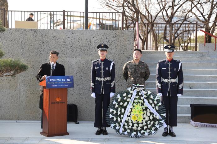 지난 13일 서울 용산구 전쟁기념관 주한미군 전사자 추모비에서 헌화 행사가 진행되고 있다. 한미동맹재단 제공