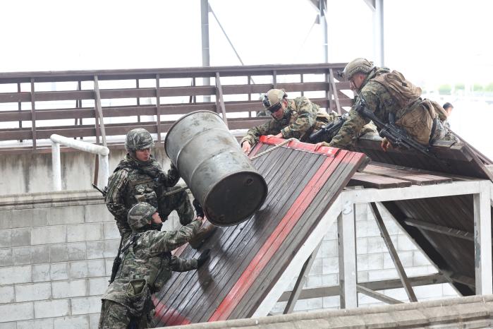 해병대1사단 선봉여단 상륙기습대대와 미 해병대 3사단 소속 연안전투팀(LCT) 장병들이 지난 13일 한미 해병대 연합훈련(KMEP)의 하나로 ‘전장 리더십 훈련’을 하고 있다.
