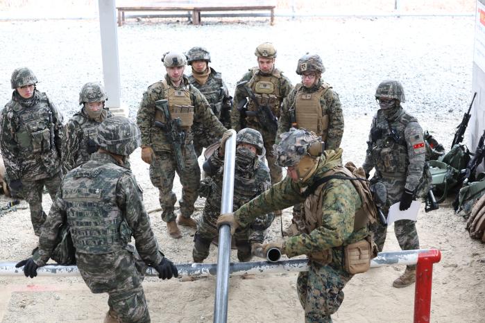 철골을 이용해 교량을 도하하는 장병들.