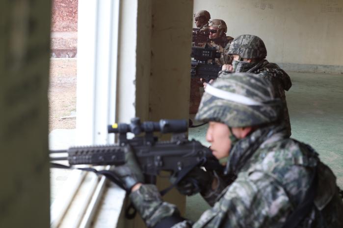 나란히 총기를 겨누며 경계 중인 한미 장병들.