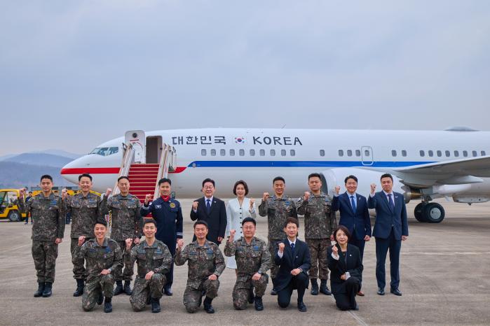 이재명 대통령과 김혜경 여사가 15일 서울공항에서 신형 공군 2호기 첫 탑승에 앞서 운영요원·핵심 실무자들과 기념사진을 찍고 있다. 신형 공군 2호기는 순항 속도와 최대 항속거리가 기존보다 향상돼 연료 재보급 없이 인도네시아·우즈베키스탄 등 주요 국가까지 한 번에 비행할 수 있다. 외부 도장은 기존과 마찬가지로 태극기 형상을 모티브로 한 디자인을 적용했고, ‘대한민국’에 쓰인 서체는 ‘용비어천가’ 목판본체와 ‘기미독립선언서’ 활자체를 응용, 개발했다. 신형 공군 2호기는 앞으로 5년 동안 대통령 국내외 순방 등 국가 주요 임무 수행을 지원한다. 청와대 제공