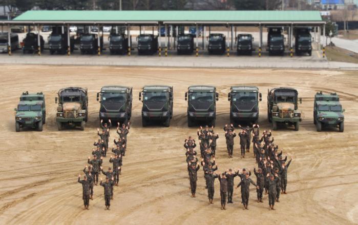 육군6보병사단 포성대대 장병들이 차량 무사고 10년을 자축하며 기념촬영을 하고 있다. 부대 제공