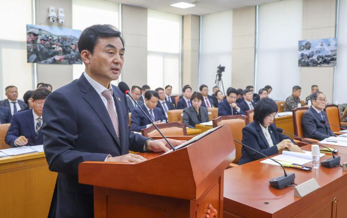 안규백 국방부 장관이 17일 국회 국방위원회 전체회의서 인사말을 하고 있다. 이경원 기자
