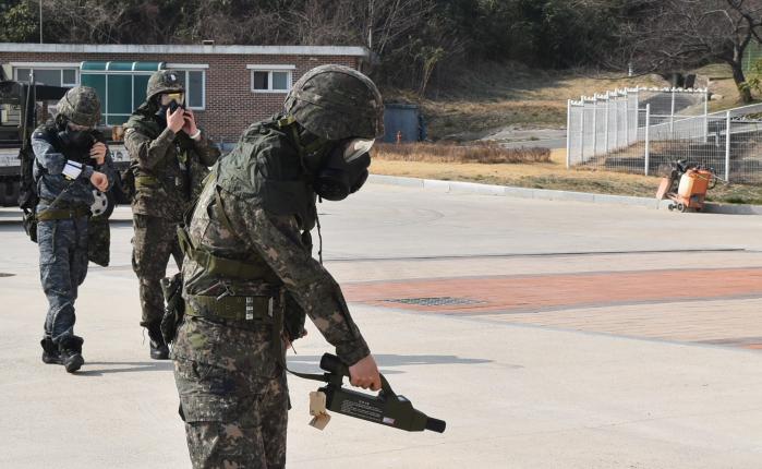 17일 열린 해군1함대 108조기경보전대 합동 화생방훈련에서 108전대 화생방방어반이 자체 초동조치로 화학작용제 오염물질을 탐지하고 있다. 부대 제공