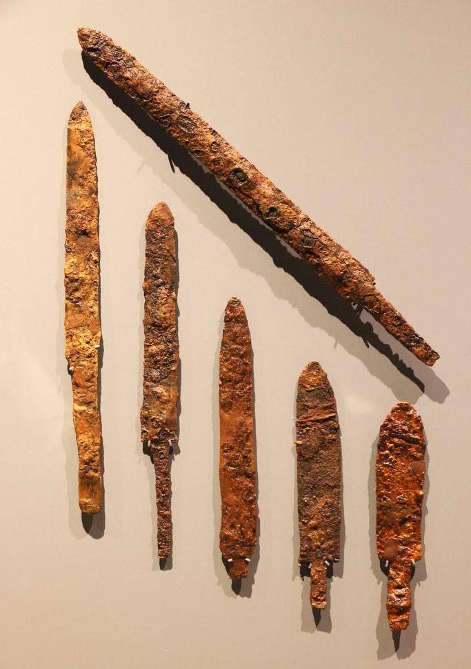 가야의 전사들이 전장에 나설 때 머리를 보호하기 위해 썼던 투구와 칼. ‘철의 왕국’답게 가야의 무기는 강력했다.