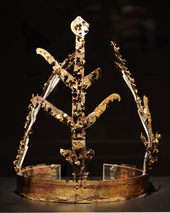 가야시대 고분에서 발견된 왕관.