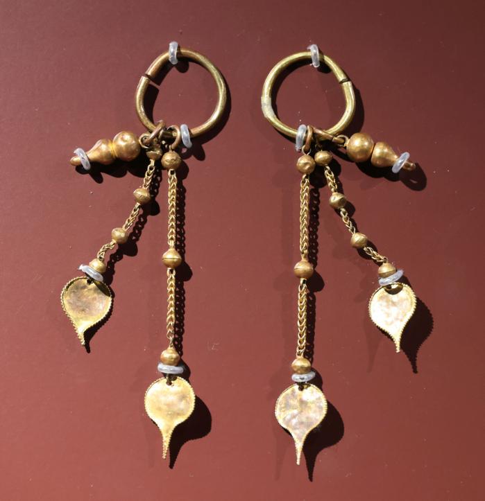 가야시대 고분에서 발견된 귀걸이.