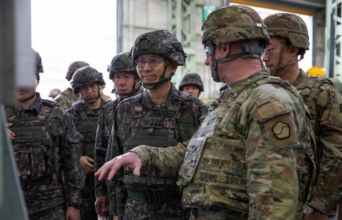 김규하 육군참모총장과 조지프 힐버트 미8군사령관이 16일 경북 칠곡군 캠프 캐럴에 위치한 APS-4를 방문해 시설 전반에 대한 브리핑을 듣고 있다. 육군 제공